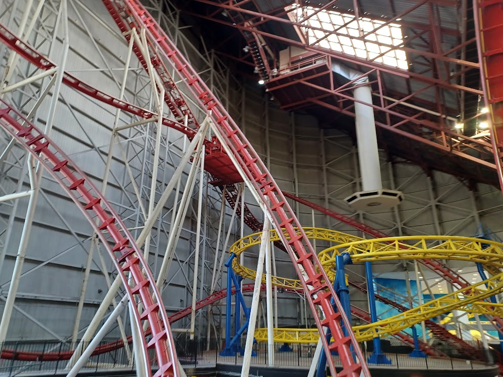 A photo of the Mindbender's right side, with the Space Orbiter weaving between red tracks.